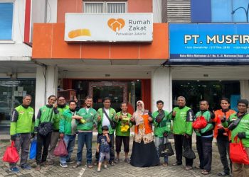 Rumah Zakat Salurkan 76 Paket Fidyah untuk Driver Ojol di Jakarta