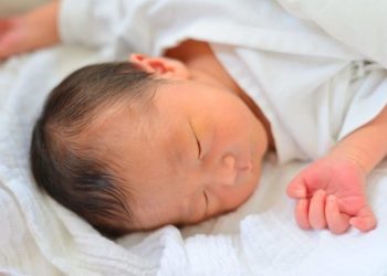 Jangan Panik saat Bayi Demam, ini yang Perlu Bunda Lakukan