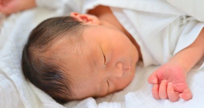 Jangan Panik saat Bayi Demam, ini yang Perlu Bunda Lakukan