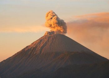 Gunung Semeru Kembali Erupsi dengan Letusan Setinggi 700 Meter di Atas Puncak