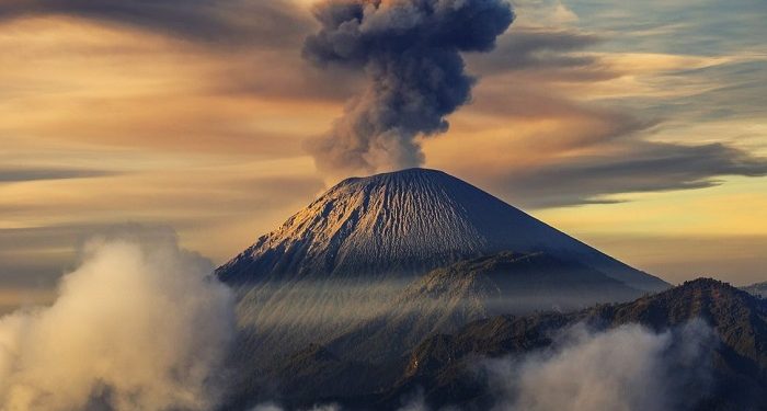 Getaran Banjir Lahar Hujan Gunung Semeru Tercatat Hampir Empat Jam