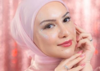 Irish Bella Tampil dengan Makeup Glitter untuk Pancarkan Cahaya Wajah