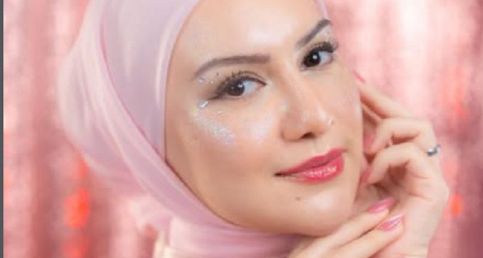 Irish Bella Tampil dengan Makeup Glitter untuk Pancarkan Cahaya Wajah
