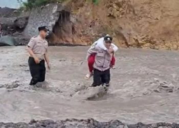 Polisi Bantu Pelajar dan Warga Sebrangi Aliran Lahar Dingin di Lumajang