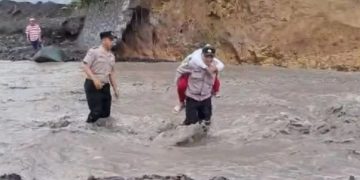 Polisi Bantu Pelajar dan Warga Sebrangi Aliran Lahar Dingin di Lumajang