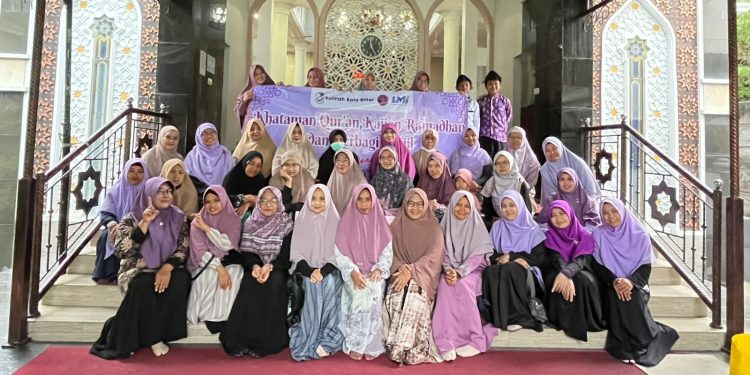 Milad ke-26, Salimah Kota Blitar Gelar Khataman Qur’an dan Santunan Anak Yatim