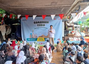 Rumah Zakat dan Komunitas Gumul Juang Hadirkan Kebahagiaan Ramadhan bagi Anak-anak di Kolong Rel Jatinegara