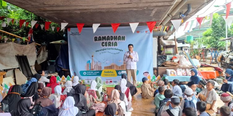 Rumah Zakat dan Komunitas Gumul Juang Hadirkan Kebahagiaan Ramadhan bagi Anak-anak di Kolong Rel Jatinegara