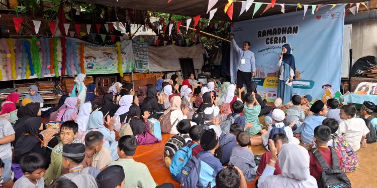 Rumah Zakat Hadirkan Ramadhan Ceria 2026 untuk 100 Anak di Kolong Rel Jatinegara