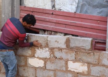 Keluarga di Gaza Bangun Kembali Rumah dengan Tanah Liat di Tengah Keterbatasan