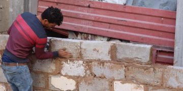 Keluarga di Gaza Bangun Kembali Rumah dengan Tanah Liat di Tengah Keterbatasan