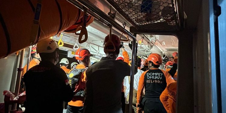 DMC dan LPM Dompet Dhuafa Bantu Evakuasi Korban Kecelakaan Kereta di Bekasi Timur