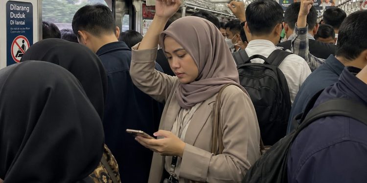 Pergi Meninggalkan Anak, Pulang Belum Tentu: Risiko Working Mom Hari Ini