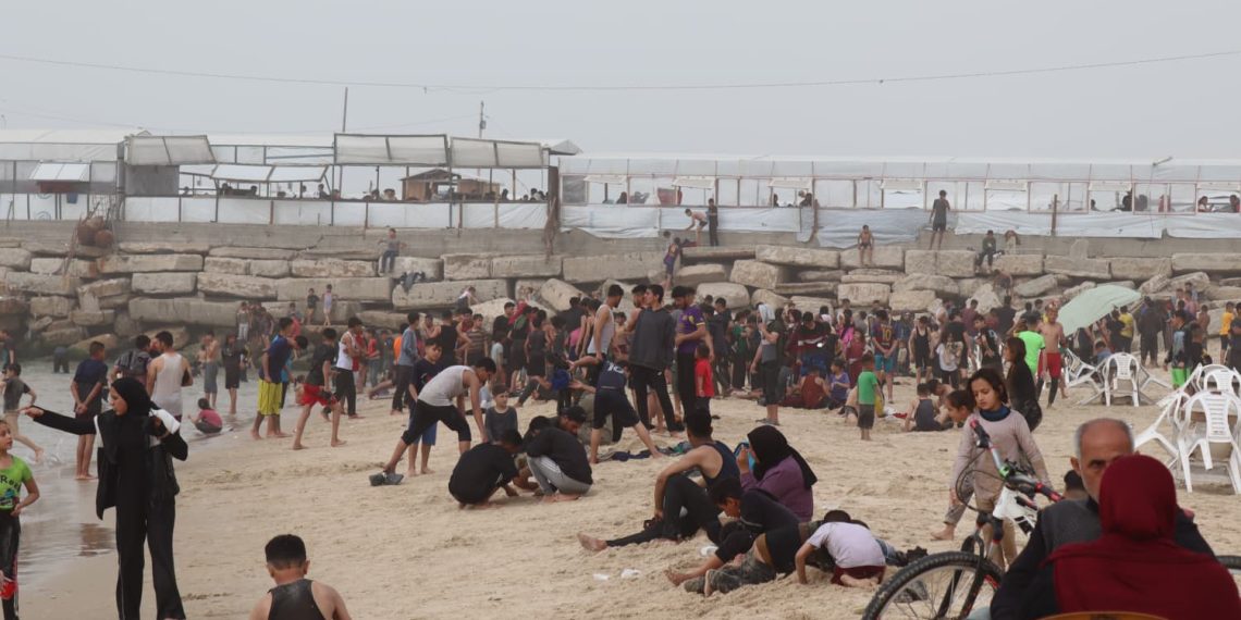 Warga Gaza Mengungsi ke Laut demi Menghindari Panas Menyengat di Tenda