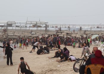 Warga Gaza Mengungsi ke Laut demi Menghindari Panas Menyengat di Tenda