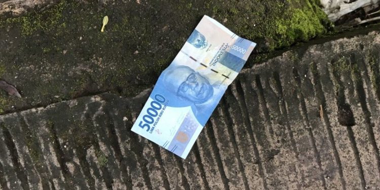 Hukum Uang Kecil yang Ditemukan di Jalan: Boleh Dipakai atau Tidak?