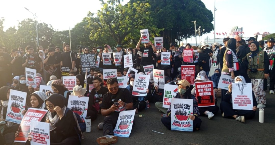 Aksi Solidaritas untuk Palestina dan Pembebasan Sembilan WNI yang Ditahan Israel Digelar di Depan Istana Negara