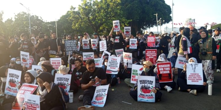 Aksi Solidaritas untuk Palestina dan Pembebasan Sembilan WNI yang Ditahan Israel Digelar di Depan Istana Negara