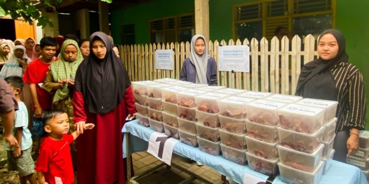 AIDA Kemlu Azerbaijan dan OIC Youth Indonesia Salurkan 500 Paket Daging Kurban bagi Keluarga Penerima Manfaat di Kabupaten Bogor dan Sukabumi