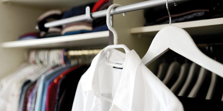 Tips Mencuci Baju Berbahan Satin agar Tetap Lembut dan Berkilau