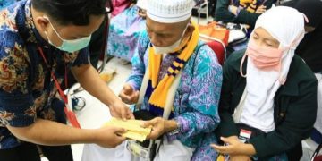 Embarkasi Banjarmasin, Kalimantan Selatan Berangkatkan Calon Haji Tertua Berusia 102 Tahun