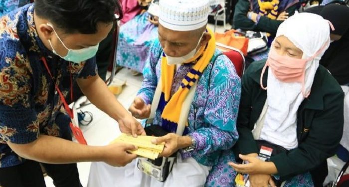 Embarkasi Banjarmasin, Kalimantan Selatan Berangkatkan Calon Haji Tertua Berusia 102 Tahun