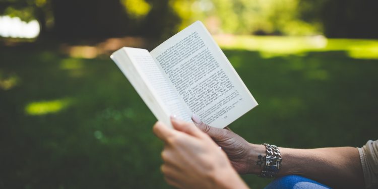 5 Taman di Jakarta yang Cocok untuk Baca Buku dan Menenangkan Pikiran