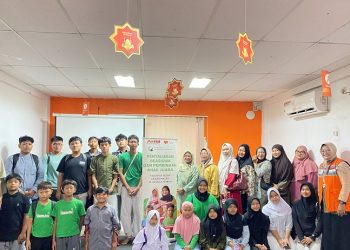 Rumah Zakat dan Dewan Masjid Al Haqqul Mubiin PT Astra Honda Salurkan Beasiswa Anak Juara Yatim