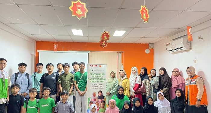 Rumah Zakat dan Dewan Masjid Al Haqqul Mubiin PT Astra Honda Salurkan Beasiswa Anak Juara Yatim