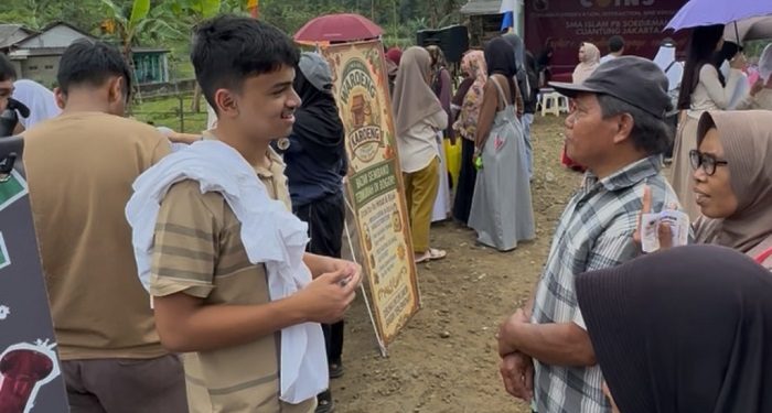 Siswa SMA Islam PB Soedirman Bangun Perusahaan Mini di Desa Cibunian, Warga Sambut Antusias Bazar Murah