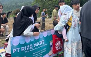Siswa SMA Islam PB Soedirman Bangun Perusahaan Mini di Desa Cibunian, Warga Sambut Antusias Bazar Murah