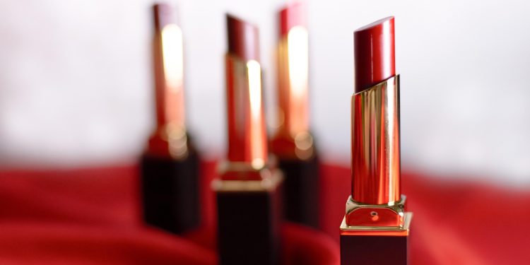 Kenapa Memakai Lipstik Malah Membuat Bibir Jadi Hitam?