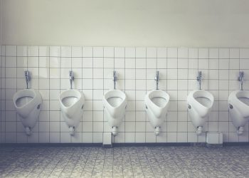 Cara Efektif Membersihkan Kerak di Lantai Toilet agar Kembali Bersih dan Mengilap
