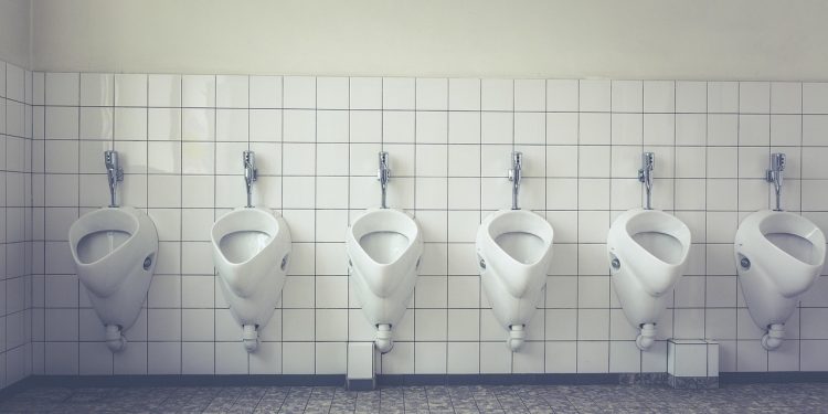 Cara Efektif Membersihkan Kerak di Lantai Toilet agar Kembali Bersih dan Mengilap