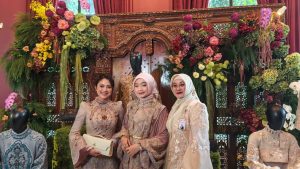 Cynthia Ganesha Jadi Muse Koleksi Tas Terbaru Ayu Dyah Andari dalam Perayaan 15 Tahun ADA Fashion