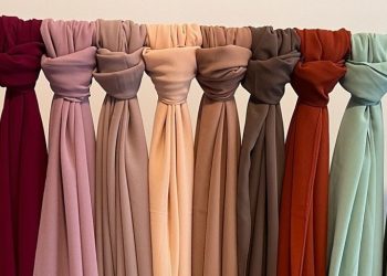 Rekomendasi Warna Hijab untuk Baju Abu-Abu