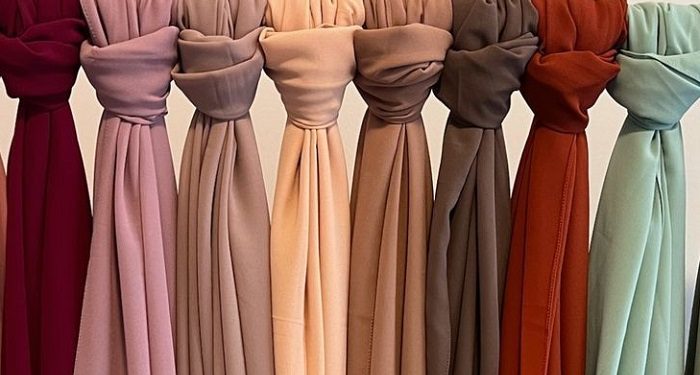 Rekomendasi Warna Hijab untuk Baju Abu-Abu