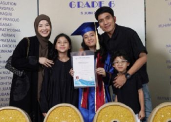 Natasha Rizky Bersama Desta Hadiri Wisuda Putri Sulungnya