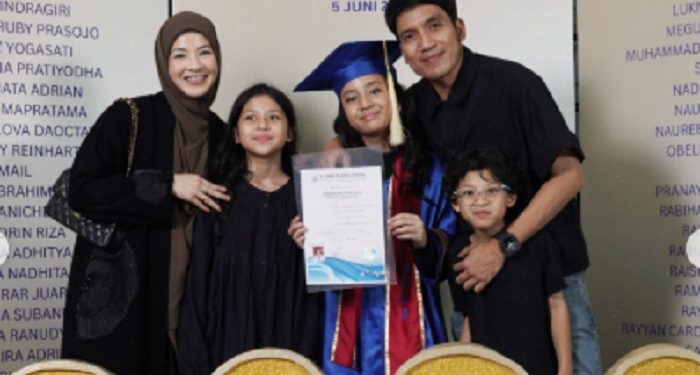 Natasha Rizky Bersama Desta Hadiri Wisuda Putri Sulungnya