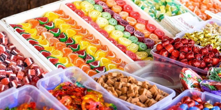 Tips Membiasakan Anak Tidak Bergantung pada Makanan dan Minuman Manis