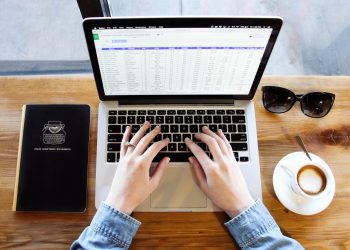Mata Sering Lelah karena Terlalu Lama di Depan Laptop? Ini yang Bisa Dilakukan!
