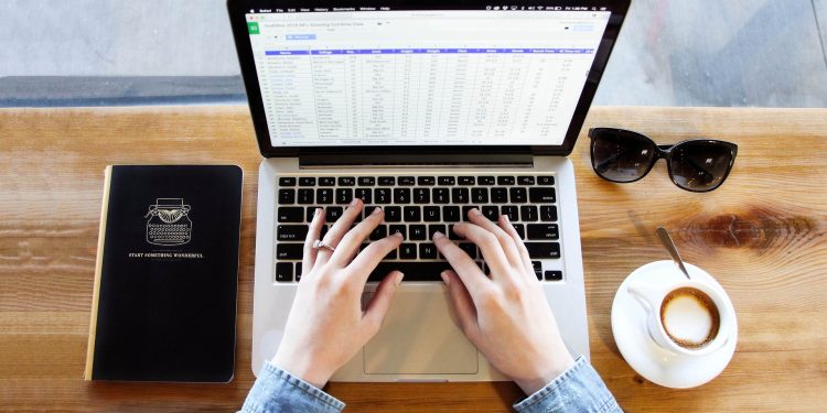 Mata Sering Lelah karena Terlalu Lama di Depan Laptop? Ini yang Bisa Dilakukan!
