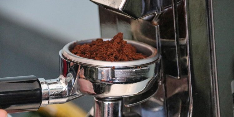 Ini Tips Menggunakan Ampas Kopi untuk Menyuburkan Tanaman
