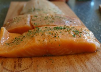 Kenali Manfaat dan Risiko Mengonsumsi Salmon Mentah untuk Kesehatan