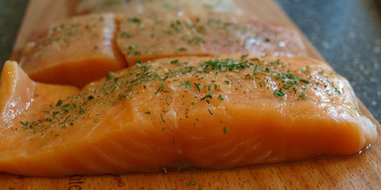 Kenali Manfaat dan Risiko Mengonsumsi Salmon Mentah untuk Kesehatan