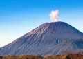 Gunung Semeru Erupsi dengan Tinggi Letusan hingga 700 Meter di Atas Puncak