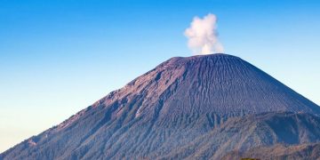 Gunung Semeru Erupsi dengan Tinggi Letusan hingga 700 Meter di Atas Puncak