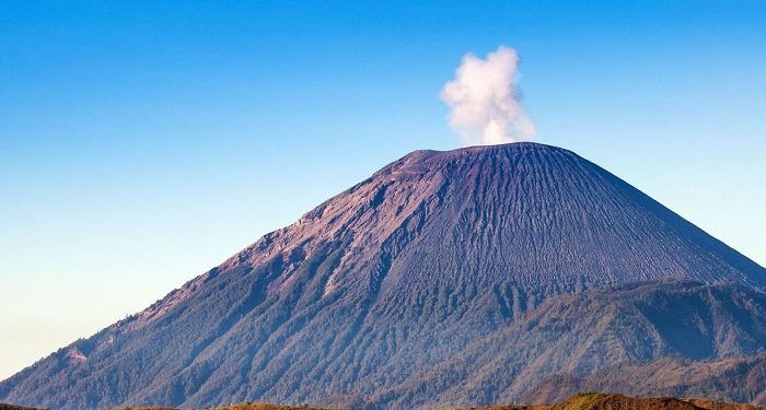 Gunung Semeru Erupsi dengan Tinggi Letusan hingga 700 Meter di Atas Puncak