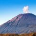 Gunung Semeru Erupsi dengan Tinggi Letusan hingga 700 Meter di Atas Puncak