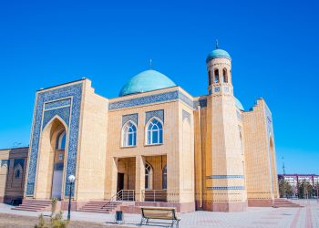 Khutbah Jumat: Tiga Fitnah Seorang Laki-laki dalam Islam